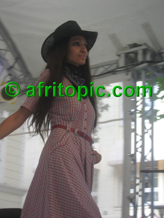 ../Images/Krefeld-Strssenmodenschau-2005 050.jpg